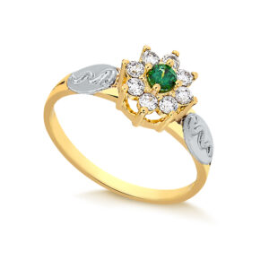 anel de formatura com pedras brancas e uma pedra verde no centro